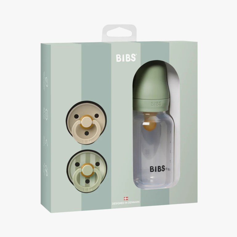 En lysegrønn stripete gaveeske med en grønn-korket tåteflaske, en beige smokk og en stripete grønn smokk.