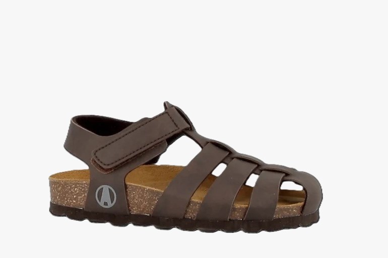 Brun barnesandal med lukket tå, justerbar borrelåsrem og korkmønstret såle, høyre sidevisning.