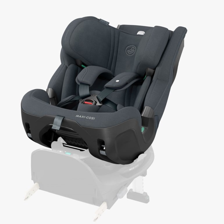 Mørkegrå babybilsete med svart base og grå ISOFIX-fester, sett fra front-side vinkel.
