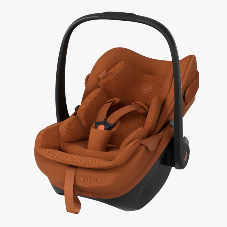 Brunoransje babybilstol med svart base og håndtak, med sikkerhetssele og spedbarnsinnlegg.