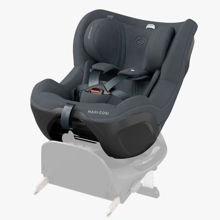 Mørkegrå bilbarnestol med fempunktsele, justerbar hodestøtte og svart plastbase, forfra.