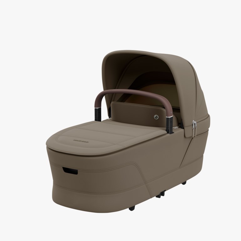 Taupe babyvogn bag med kalesje, brunt håndtak og vattert trekk, sett forfra.