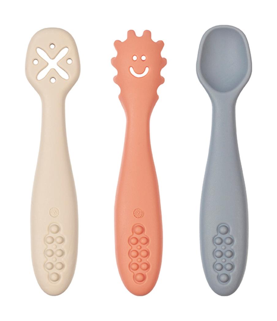 Sett med tre silikon baby skjeer/bitringer: beige X-utskåret, korall smilende sol og blå skje.
