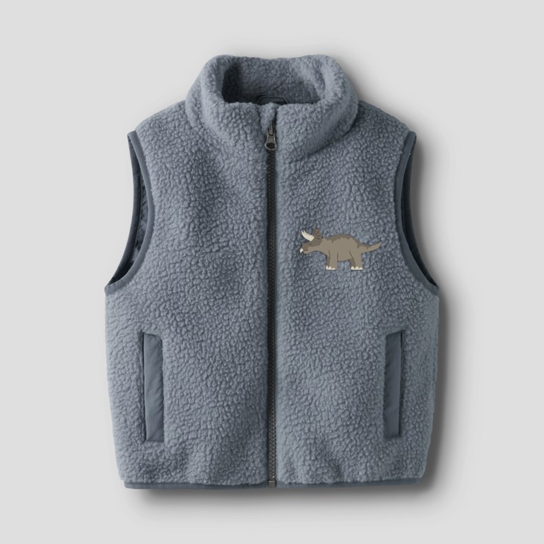 Barnevest i blågrå fleece med glidelås foran, ståkrage, to lommer og dinosaurapplikasjon.