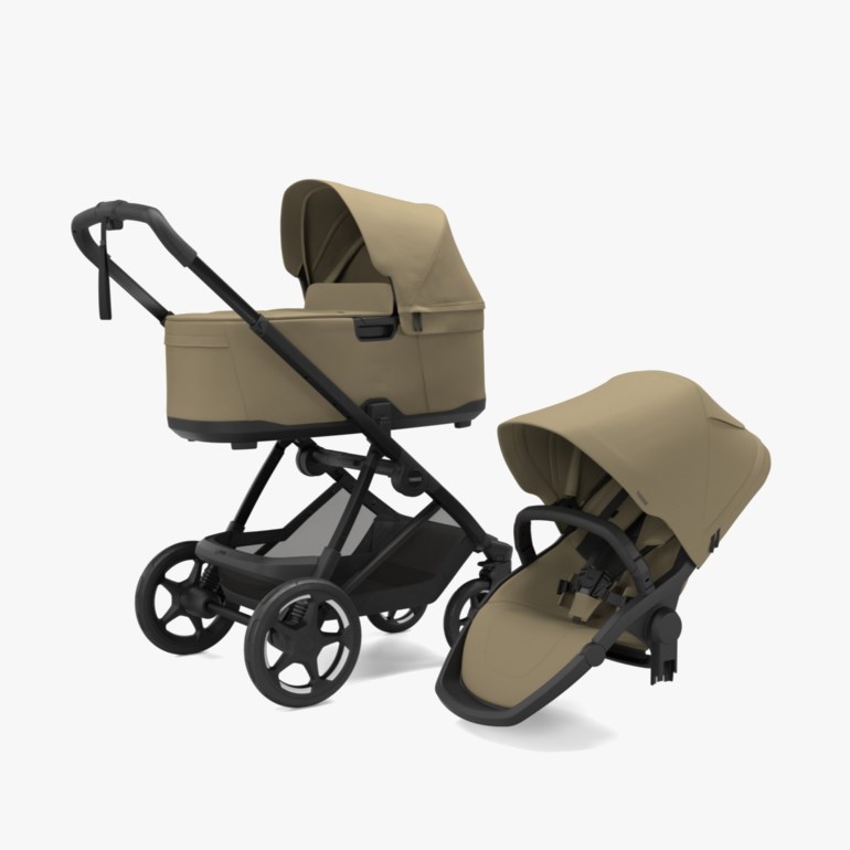 En beige barnevogn med liggedel og et separat beige sittedel, begge med svarte rammer.
