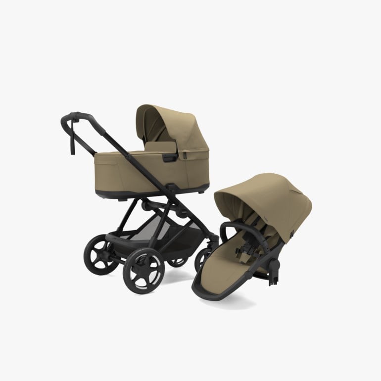 En beige barnevogn med liggedel og et separat beige sittedel, begge med svarte rammer.