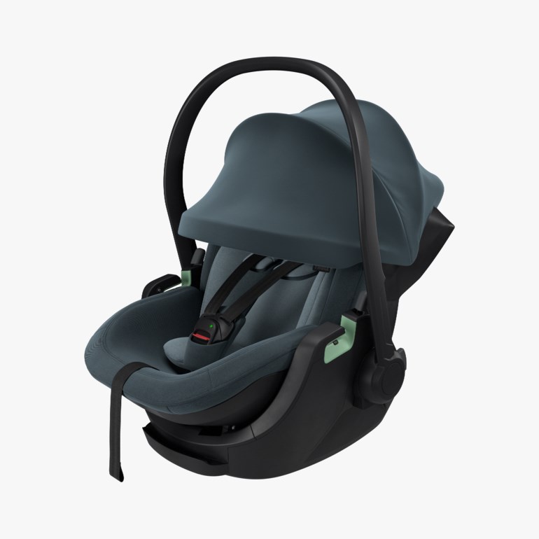 Mørkegrått og blågrønt babysete med svart håndtak, kalesje og grønne detaljer.