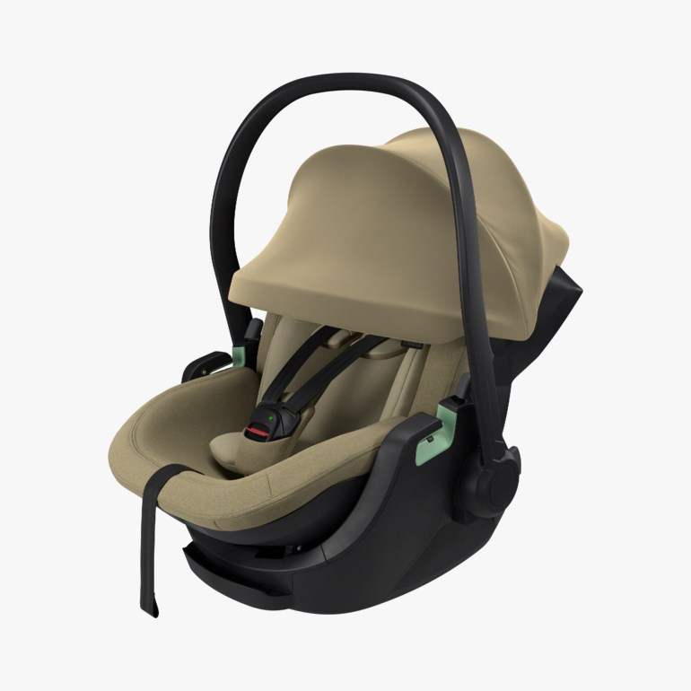 Beige babysete med svart base, håndtak og integrert solkalesje, med sikkerhetssele.