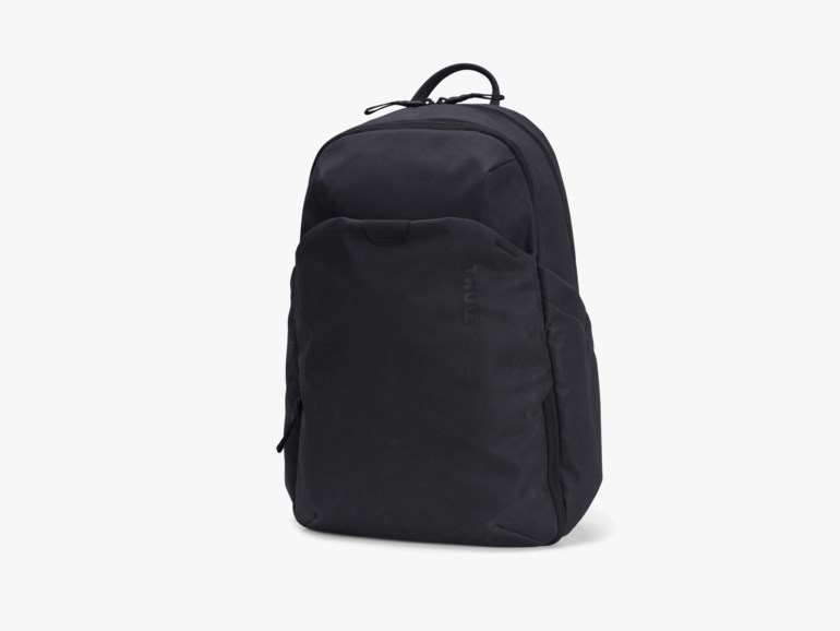 Svart minimalistisk ryggsekk med håndtak på toppen og en frontlomme med glidelås.