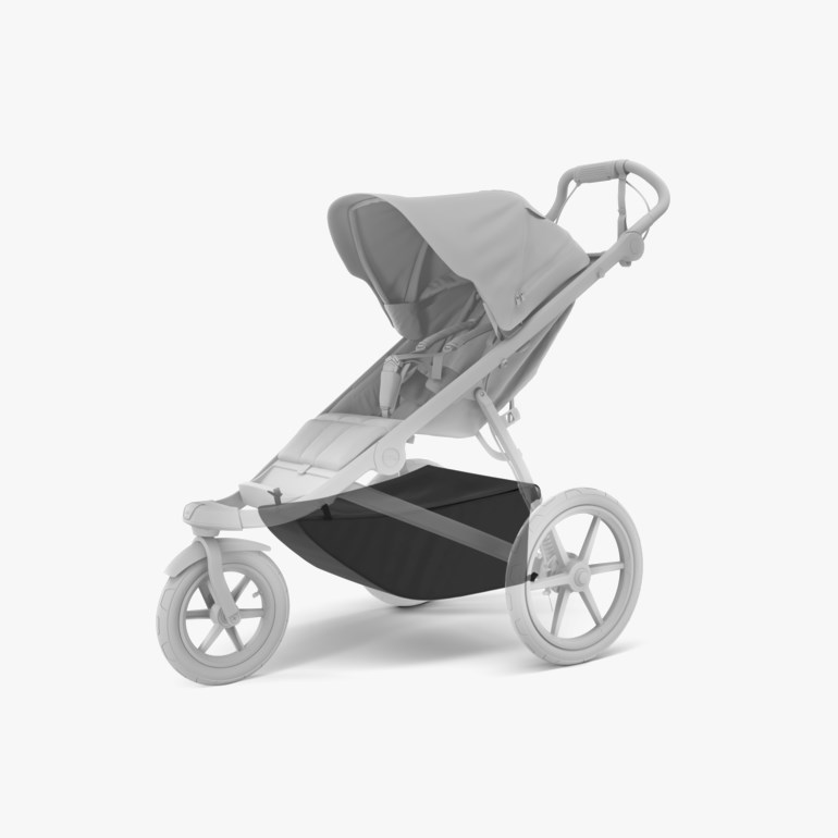 En lys grå barnevogn med svart kalesje og svart oppbevaringskurv, sett fra siden.
