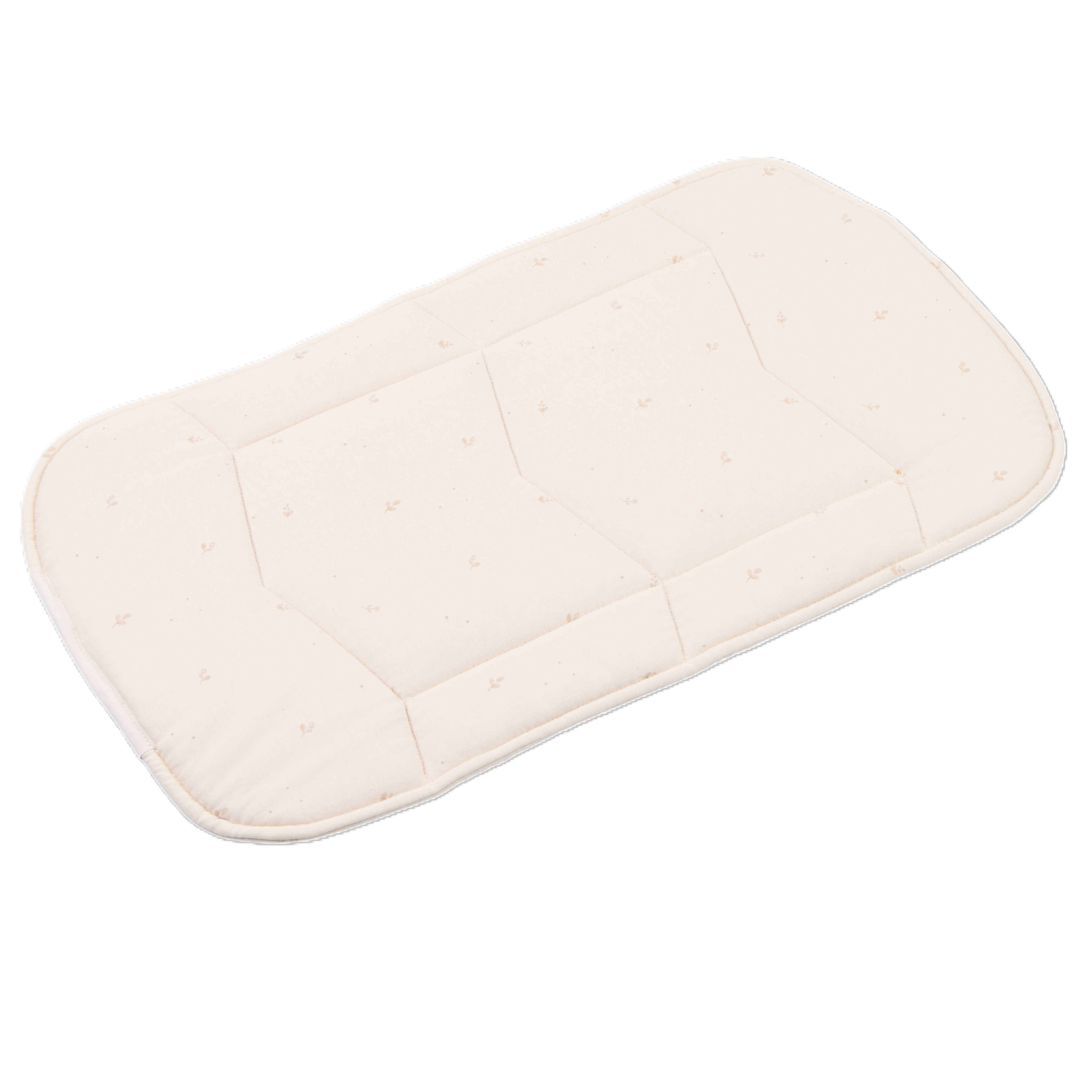 Kremhvit vattert babymadrass med avrundede hjørner og diskret bladmønster.