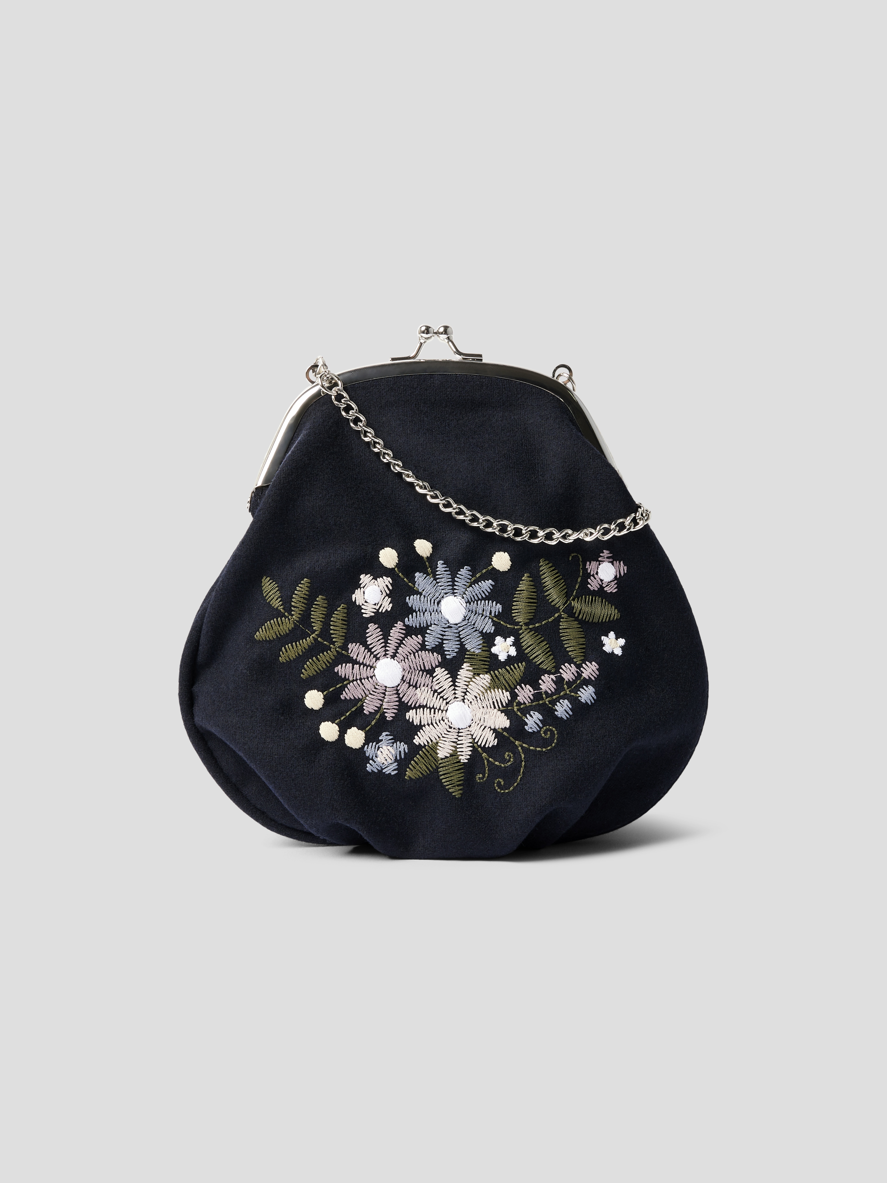 Mørkblå brodert portemoné med blomstermønster og sølvfarget kjede, forfra.