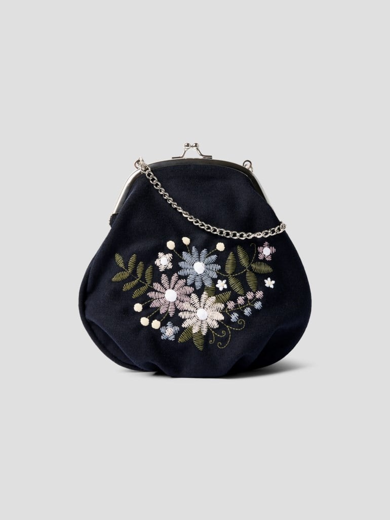 Mørkblå brodert portemoné med blomstermønster og sølvfarget kjede, forfra.