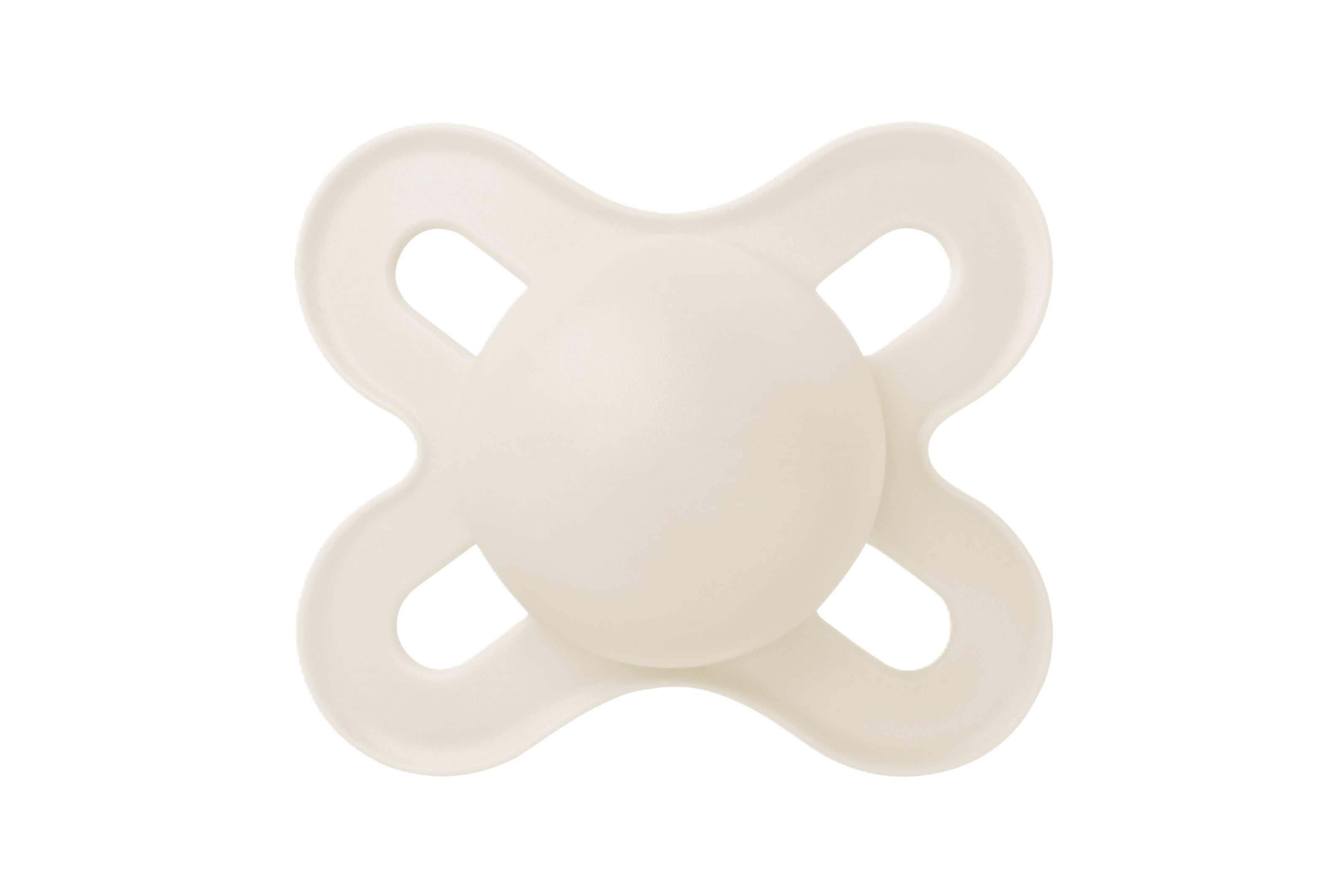 En kremfarget babynapp med sommerfuglformet skjold og en rund sentral knapp, forfra.