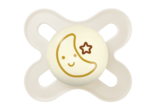 En beige babysmokk med en smilende måne og stjerne på det runde midtskjoldet.