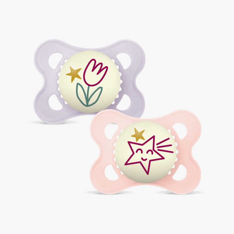 Sett med to baby smokker: en lys lilla med tulipan og stjerne, en lys rosa med smilende stjerne.