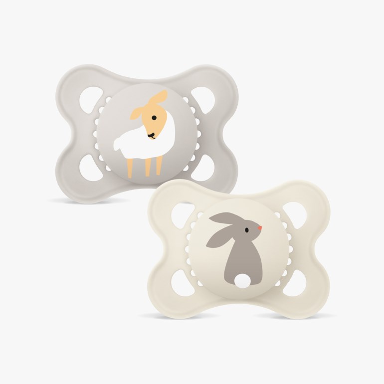 To babysmokker: en kremfarget med grå kaninillustrasjon og en lys grå med hvit sauillustrasjon.