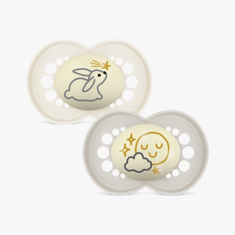 To kremfargede babynapper: en med grå kanin og gullstjerne, den andre med gull måne og grå sky.