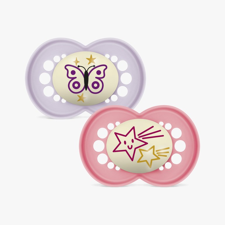 To baby smokker, en lys lilla med mørk lilla sommerfuglmønster og en rosa med mørkerødt smilende stjernemotiv.