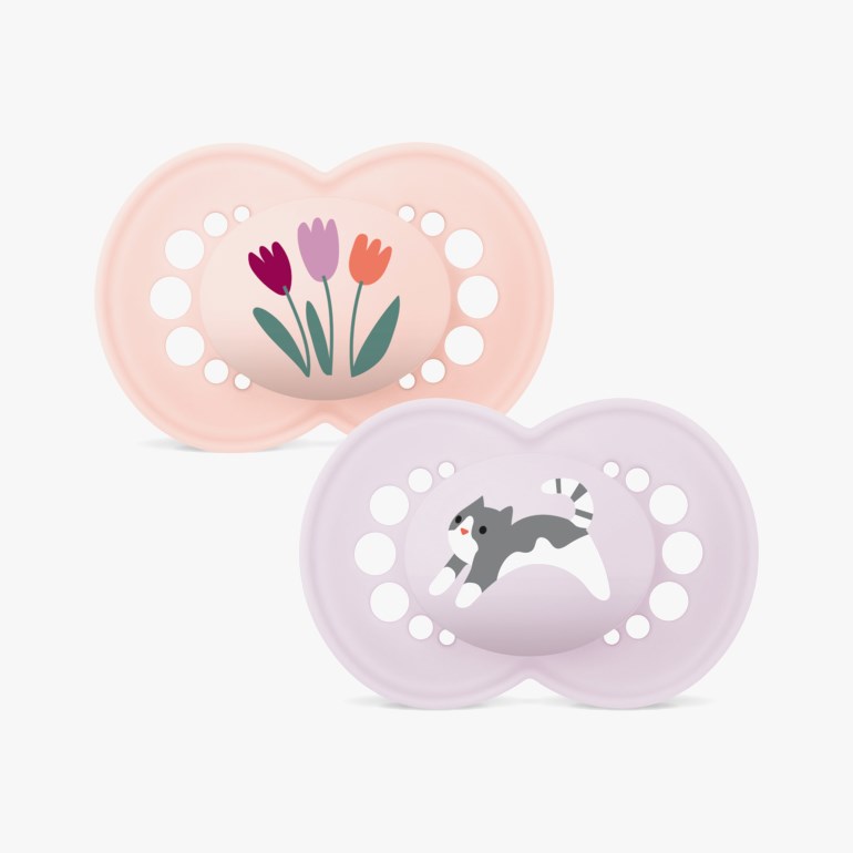 En rosa babysmokk med tulipandesign og en lilla babysmokk med kattedesign vises.