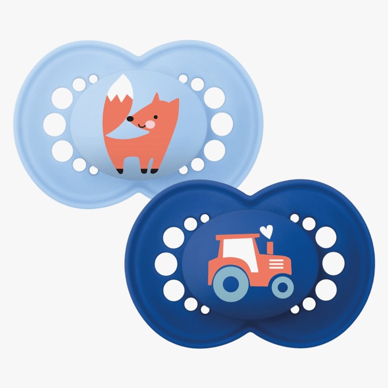 To smokker: én lyseblå med et revedesign, én mørkeblå med et traktordesign, begge med lufthull.