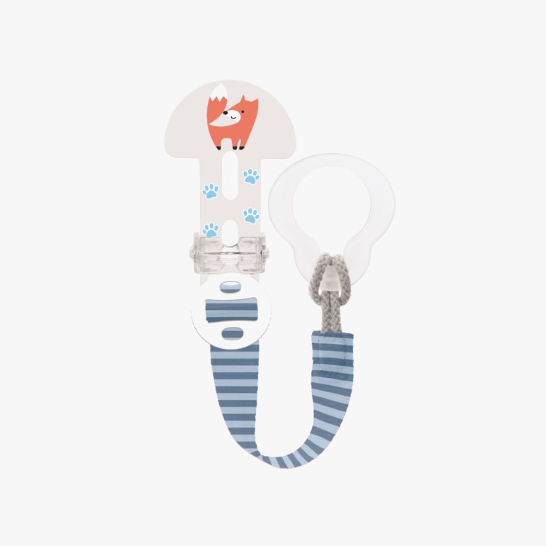 Hvit smokkeholder med rød rev og blå potespor, gjennomsiktig klips og blåstripet stoffrem.