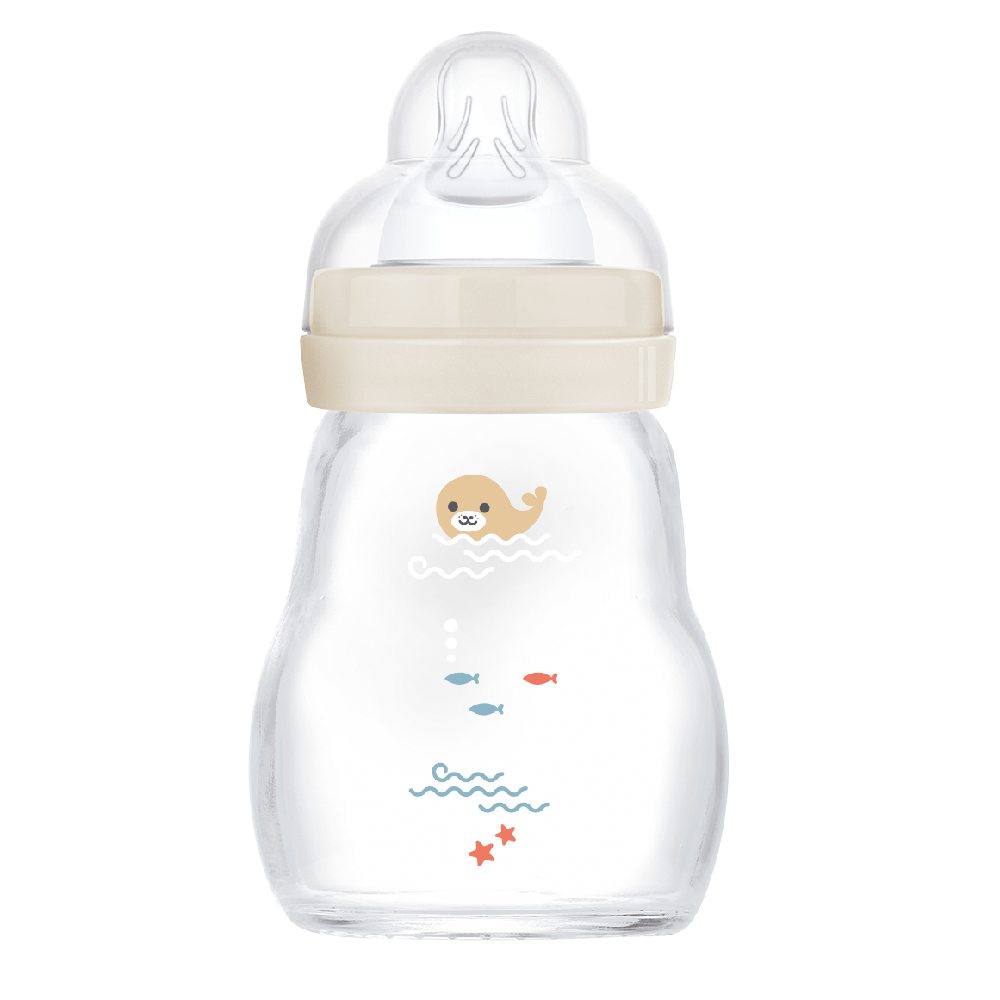 Gjennomsiktig babyflaske med beige krage, transparent smokk, og søt sel-, fisk-, bølge- og sjøstjernedekorasjon.