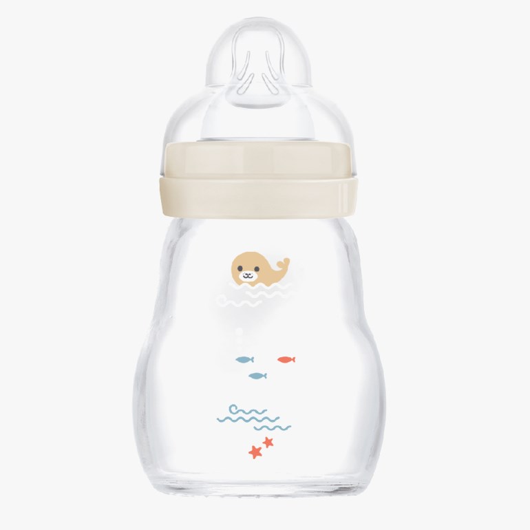 Gjennomsiktig babyflaske med beige krage, transparent smokk, og søt sel-, fisk-, bølge- og sjøstjernedekorasjon.