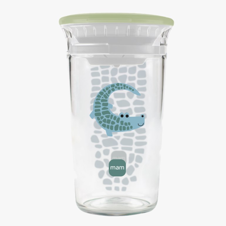 Klar babydrikkekopp med lysegrønt lokk og blått krokodillemønster på en grå bakgrunn.