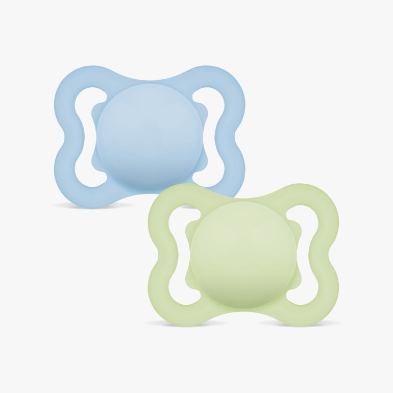 Lys grønn babysmokk med avrundet skjold, og en lyseblå babysmokk bak.