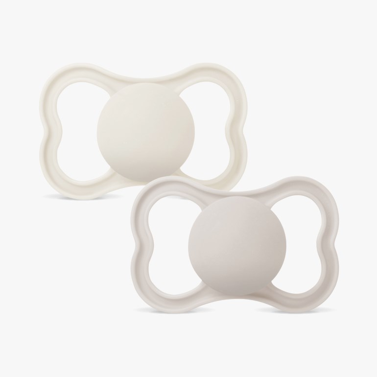 To eggehvite smokker med sommerfuglformet skjold, den ene litt overlappende den andre.