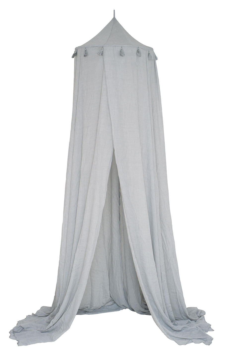 En lys grå barnehimlingsseng med konisk topp, dekorative dusker og draperte åpne front.