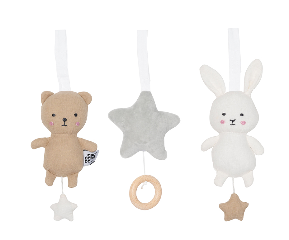 Plysj mobil leker: en brun bjørn, en grå stjerne med trering og en hvit kanin.