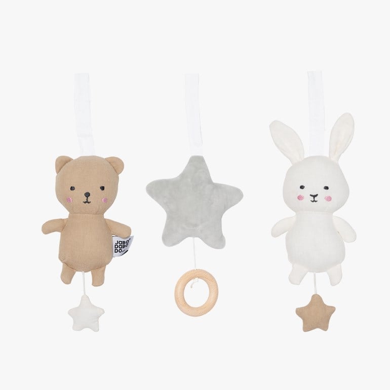 Plysj mobil leker: en brun bjørn, en grå stjerne med trering og en hvit kanin.