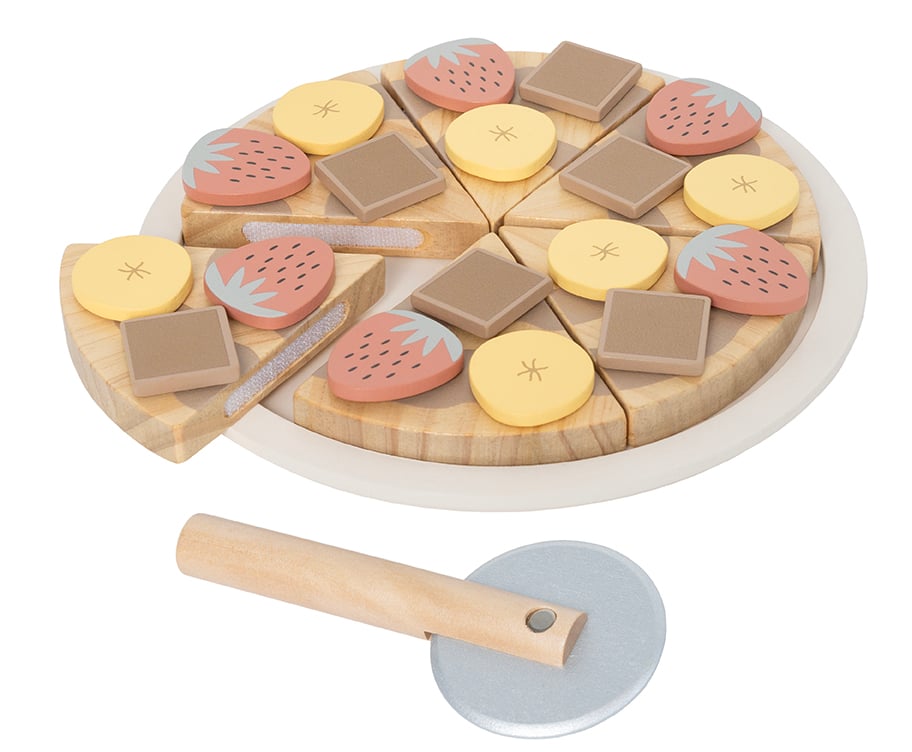Lekepizza i tre med seks biter, banan-, jordbær- og sjokoladepålegg, på et hvitt brett med pizzakutter.