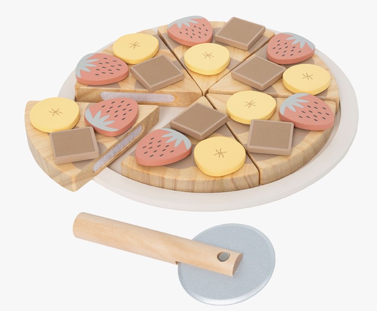 Lekepizza i tre med seks biter, banan-, jordbær- og sjokoladepålegg, på et hvitt brett med pizzakutter.