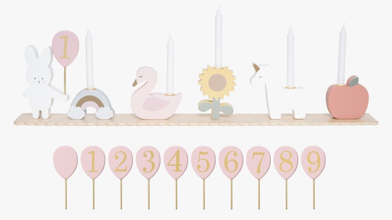 Bursdagstog i tre med kanin, regnbue, svane, solsikke, enhjørning, eple lysestaker og rosa nummerballonger.