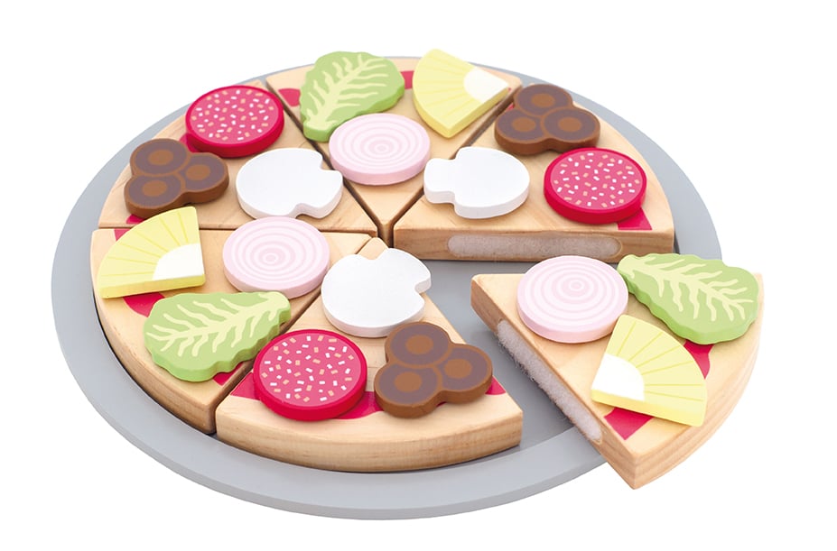 Pizzaleleke i tre med 6 skiver, topping: salami, salat, løk, sopp, ananas, på grå tallerken.