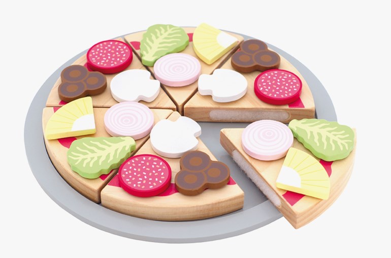 Pizzaleleke i tre med 6 skiver, topping: salami, salat, løk, sopp, ananas, på grå tallerken.