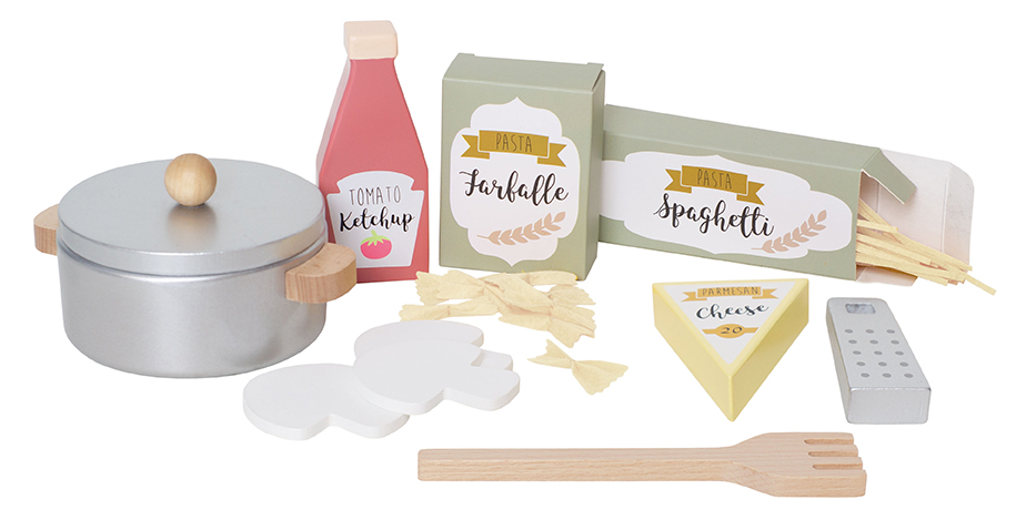 Lekepasta sett med sølvgryte, rød ketchupflaske, pasta, sopp, ost, rivjern og trefork.