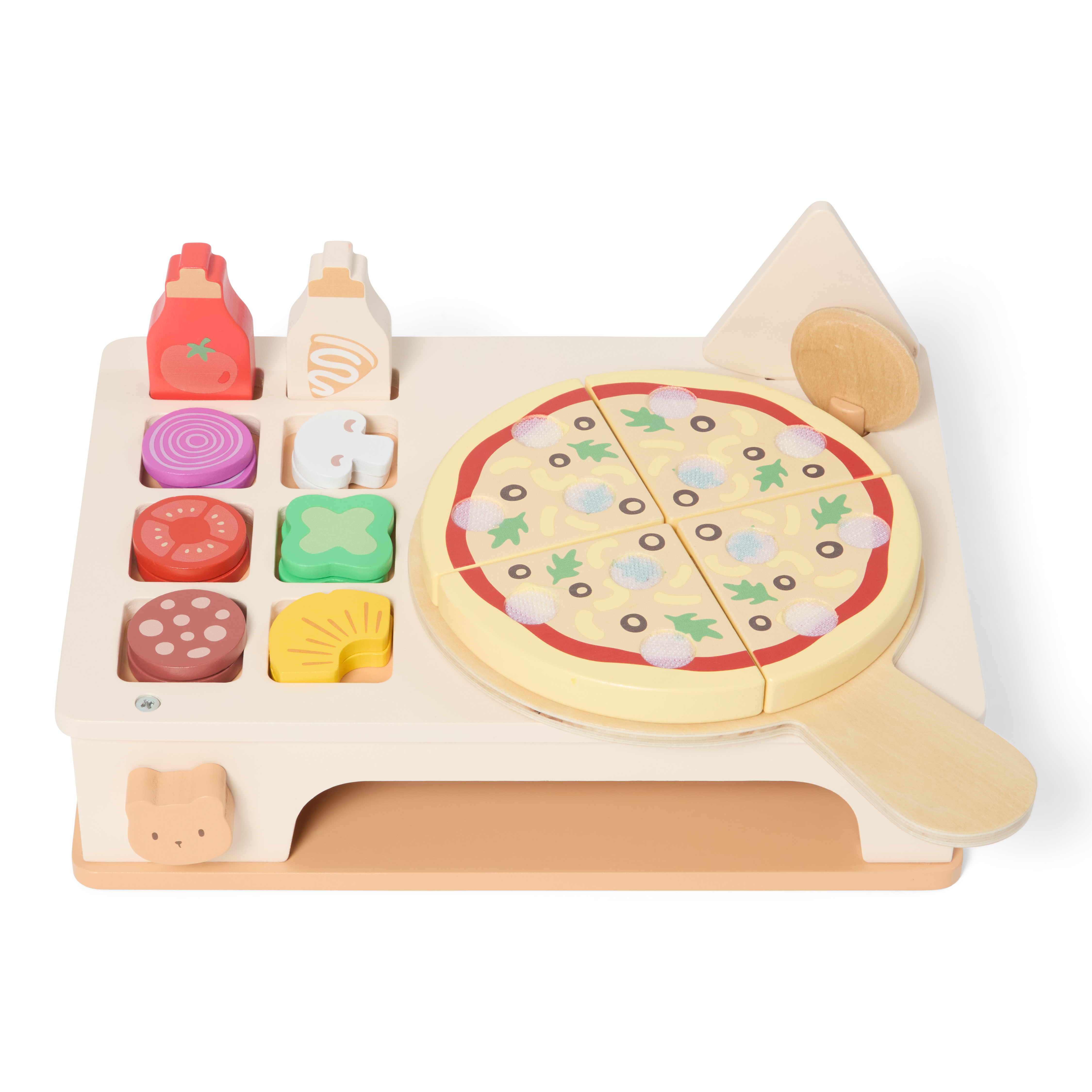 Treleketøy pizzasett med fire skiver, diverse tilbehør og sausflasker på et beige stativ.
