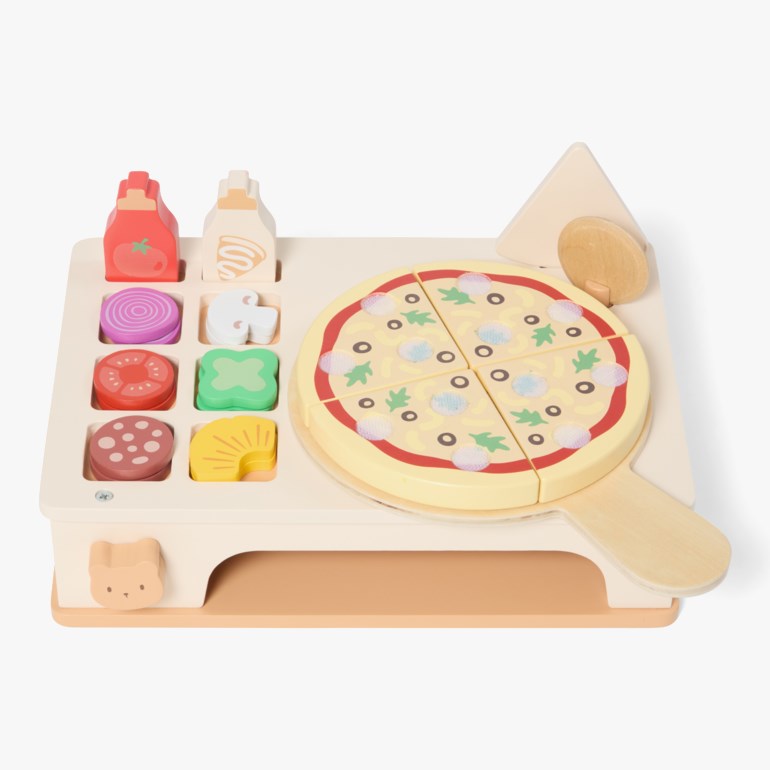 Treleketøy pizzasett med fire skiver, diverse tilbehør og sausflasker på et beige stativ.