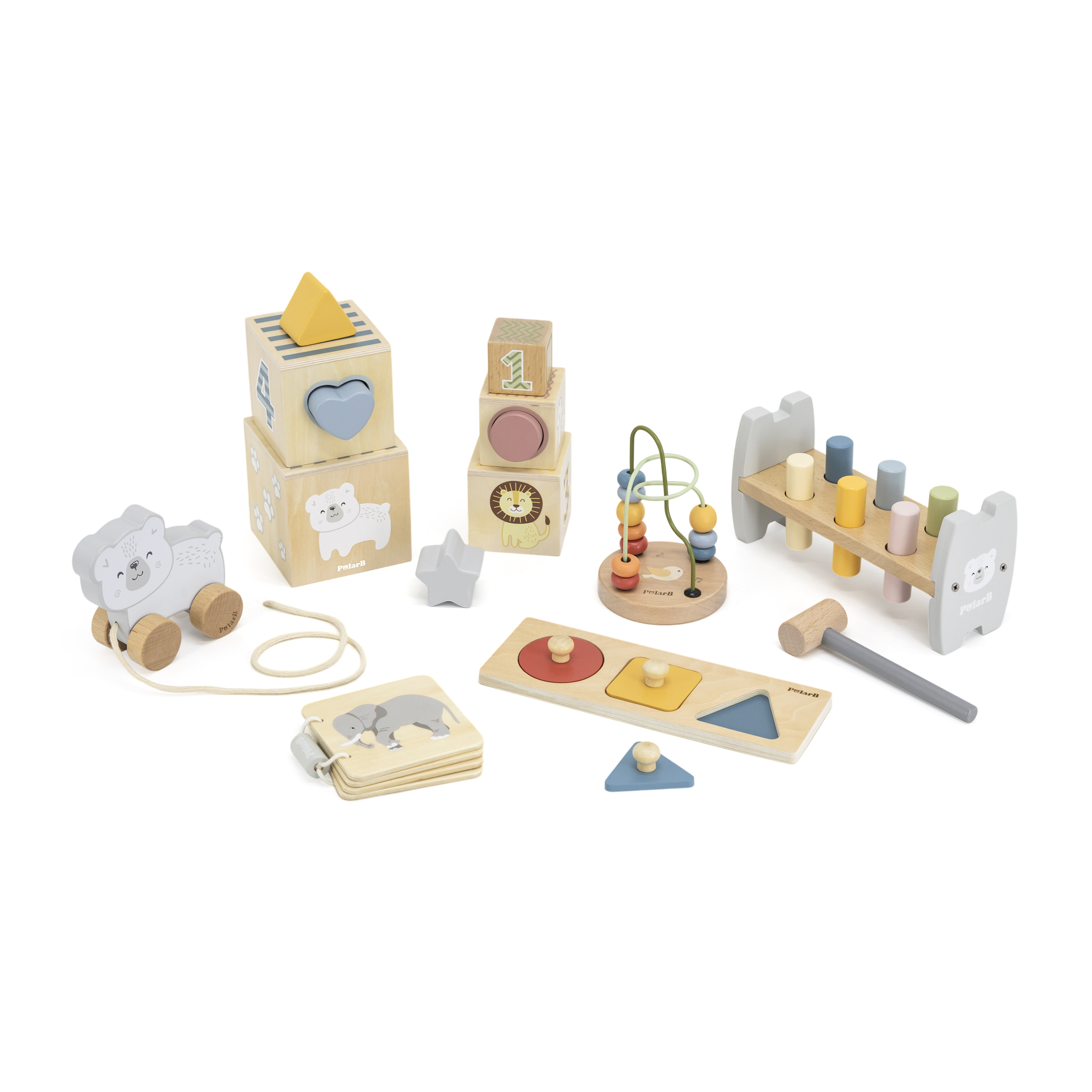 Samling naturlige treleker for baby inkludert stableklosser, trekkeleke, perlelabyrint og formsorterer.