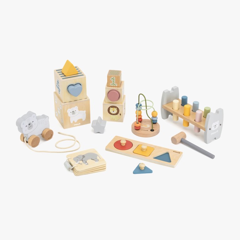 Samling naturlige treleker for baby inkludert stableklosser, trekkeleke, perlelabyrint og formsorterer.