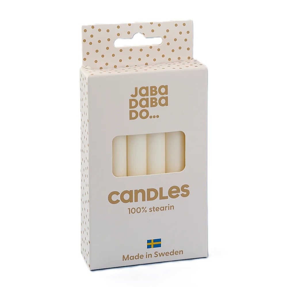 Hvit kartongeske med gulldetaljer, et vindu som viser fire hvite 100% stearinlys.