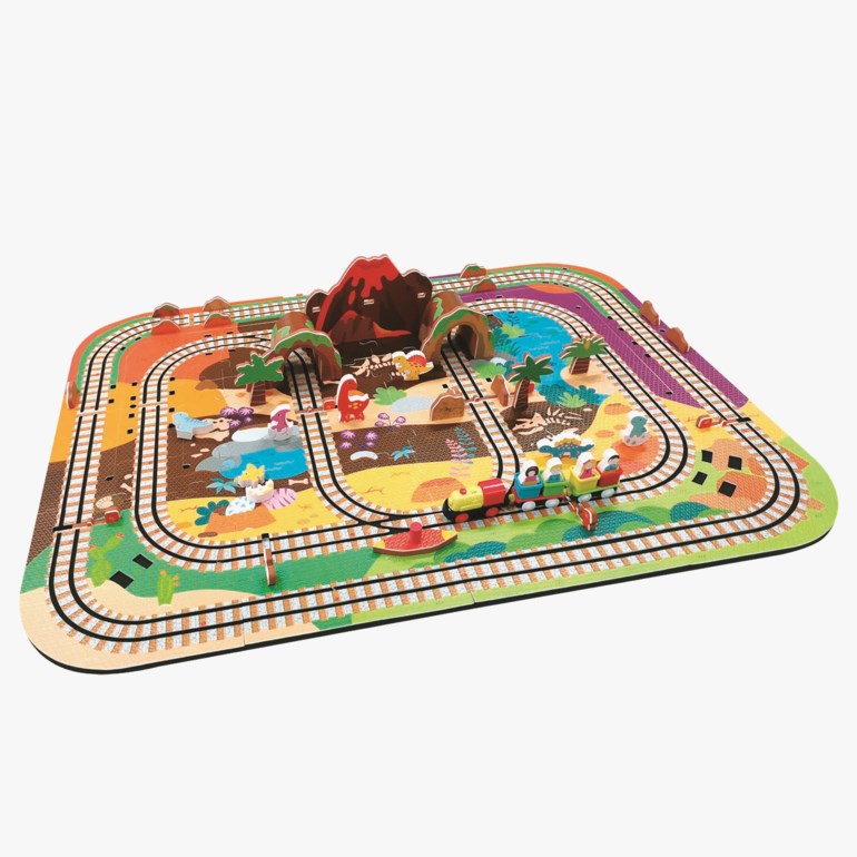 En flerfarget dinosaur-togbanematte med tog, vulkan, tunneler og forskjellige dinosaurfigurer.