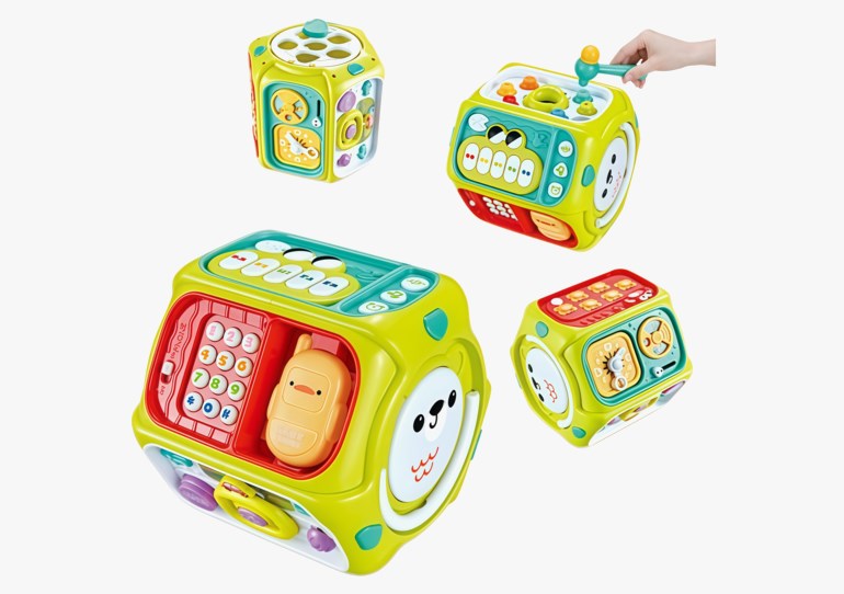 Flerkantet grønn og rød aktivitetskubeleke med telefon, tastatur, formsorterer, klokke og hammerspill.