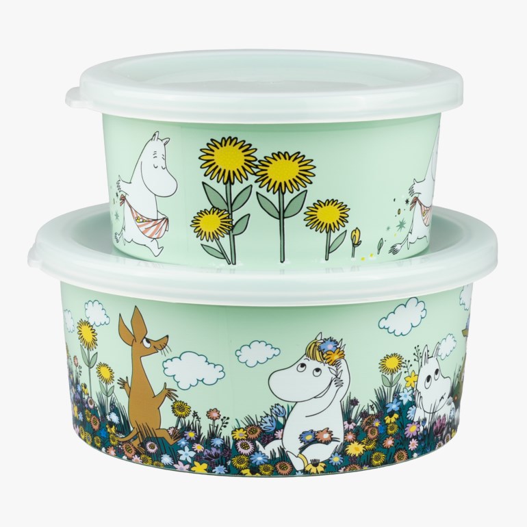 Et sett med to lysegrønne Mumin oppbevaringsbokser med lokk, med Muminkarakterer og løvetann.