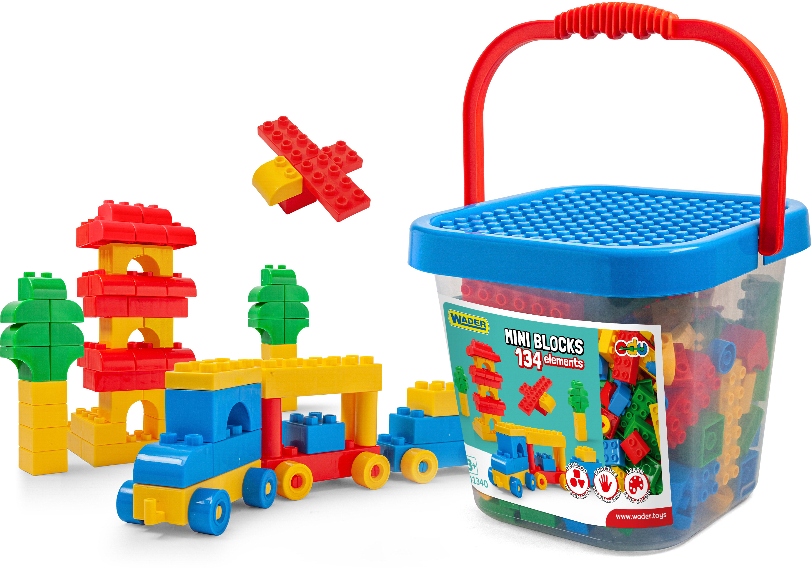 En klar plastbøtte med blått lokk, rødt håndtak, fylt med fargerike byggeklosser og ulike blokkkonstruksjoner.