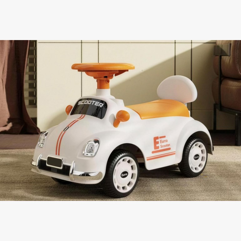Hvit og oransje ride-on lekebil med 'SCOOTER'-tekst og 'Eurra Scooter'-logo på siden.
